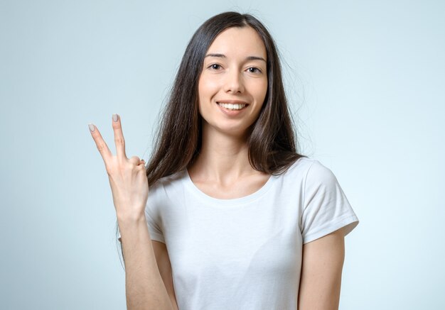 Portret van jonge positieve vrouw.