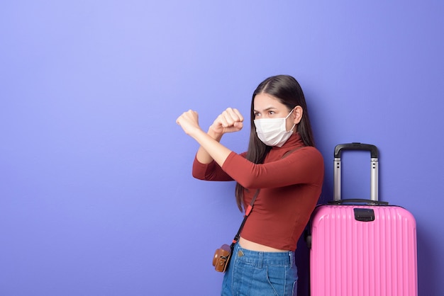 Portret van jonge reizigersvrouw met gezichtsmasker, Nieuw normaal reisconcept
