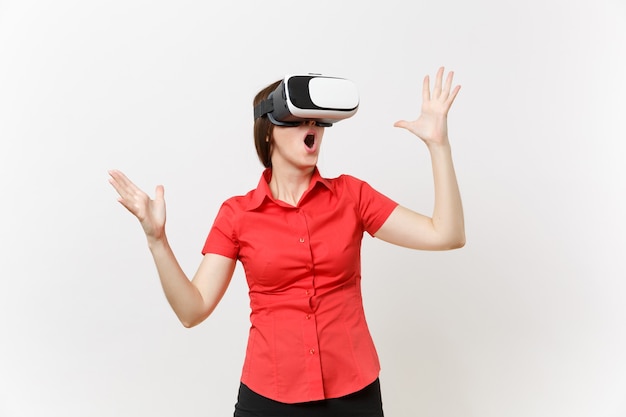 Portret van jonge slimme zakenvrouw in rood shirt, zwarte rok in headset van virtual reality op hoofd geïsoleerd op een witte achtergrond. onderwijs of onderwijs van de toekomst in het concept van de middelbare schooluniversiteit.