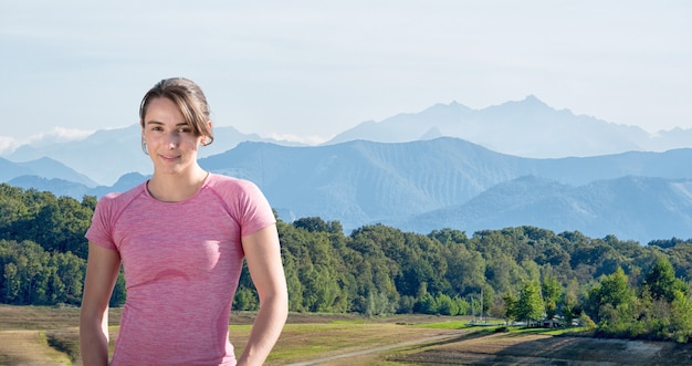 Portret van jonge sportieve vrouw in de bergen