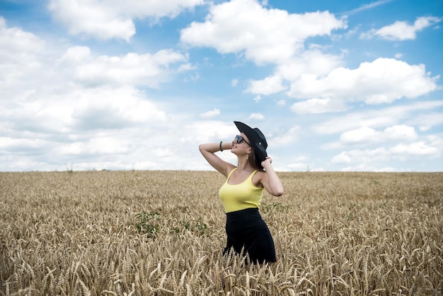 Portret van jonge sportieve vrouw op tarweveld in de zomer levensstijl