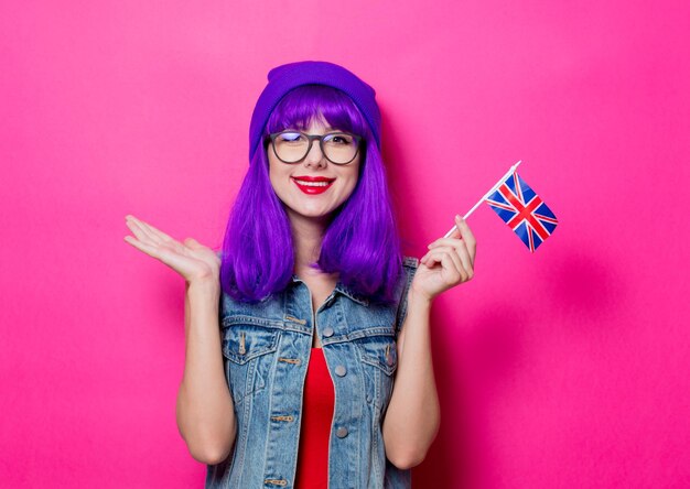 Portret van jonge stijl hipster meisje met paars haar en de vlag van het Verenigd Koninkrijk op roze background