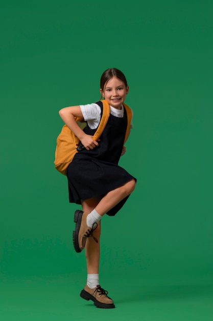 Portret van jonge studente in schooluniform