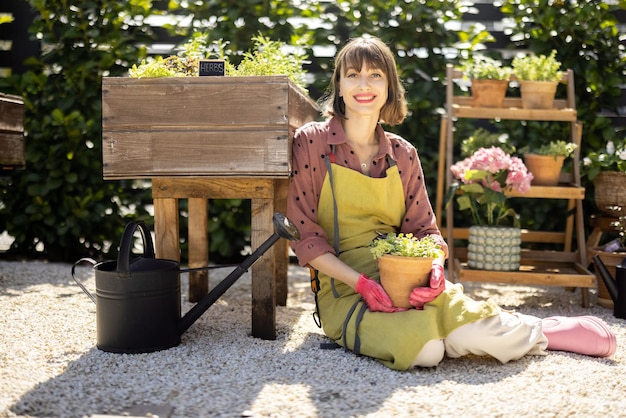 Portret van jonge tuinman bij achtertuin