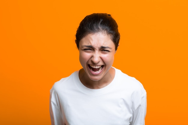 Portret van jonge volwassen Indiase vrouw in T-shirt.