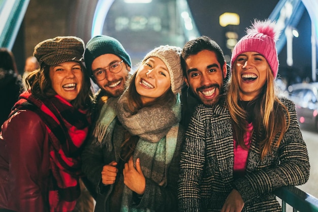 Portret van jonge vrienden die plezier hebben buiten met de London Tower Bridge op de achtergrond Focus op het middelste gezicht van het meisje
