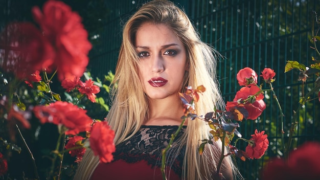 Portret van jonge vrouw bij bloeiende planten