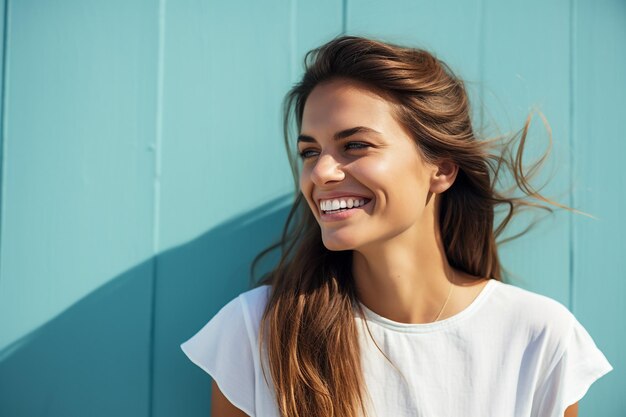 Portret van jonge vrouw casual portret in positieve look brede glimlach mooi model poseert in studio