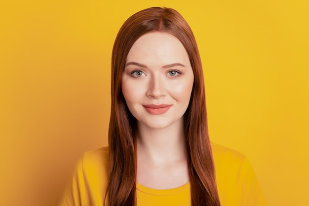 Portret van jonge vrouw geïsoleerd over gele background