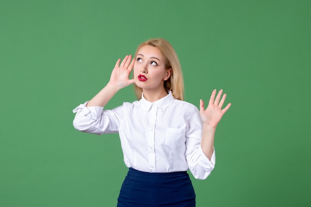 portret van jonge vrouw in conservatieve kleding groene muur leraar les studie