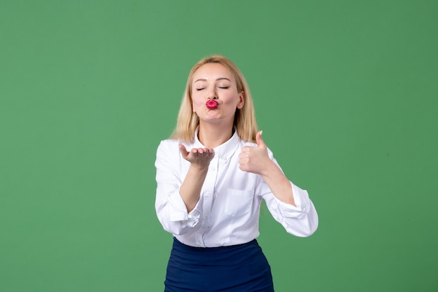 portret van jonge vrouw in conservatieve kleding groene muur leraar school college kus