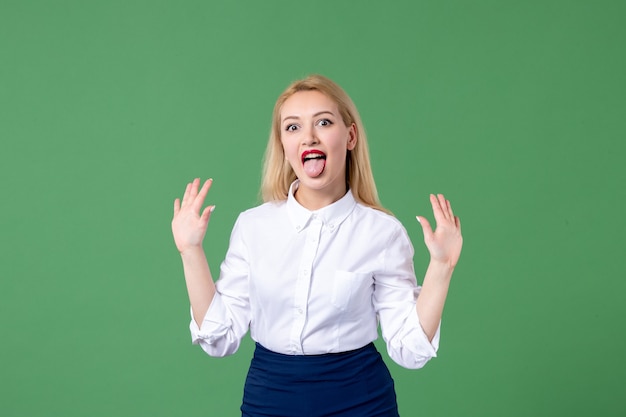 portret van jonge vrouw in conservatieve kleding groene muur les school student leraar