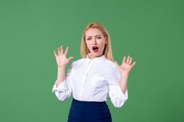 portret van jonge vrouw in conservatieve kleding groene muur student les studie school vrouwtjes