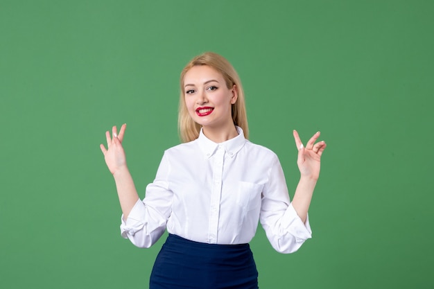 portret van jonge vrouw in conservatieve kleding groene muur student school leraar les vrouwelijk