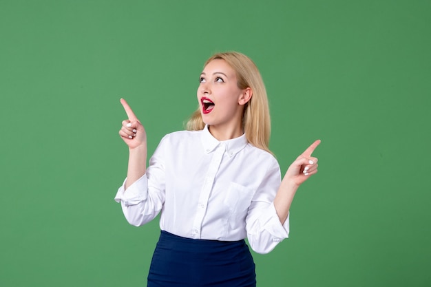 portret van jonge vrouw in conservatieve kleding opgewonden groene muur student les studie school vrouw