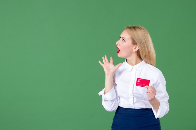 portret van jonge vrouw met creditcard in groene muur geld schoolbank