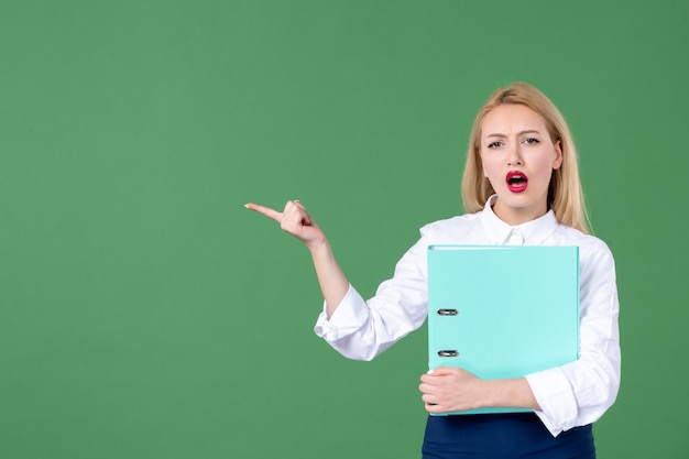 portret van jonge vrouw met document groene muur les student school