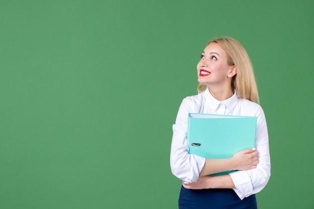 portret van jonge vrouw met document groene muur schoolles bedrijfsleraren