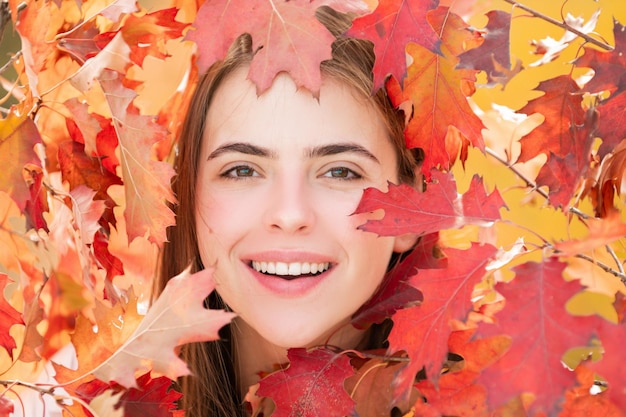 Portret van jonge vrouw met herfstbladeren romantisch meisje droom vasthouden herfst esdoornbladeren herfstseizoen