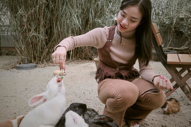 Foto portret van jonge vrouw met hond