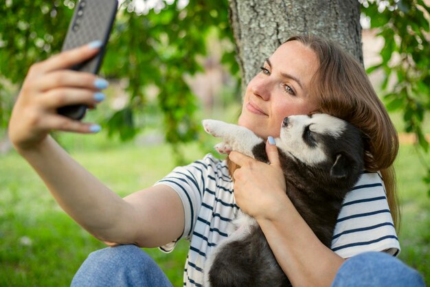 Foto portret van jonge vrouw met kat