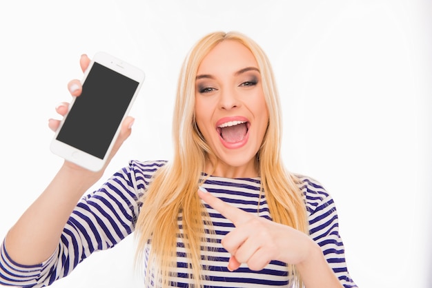 Foto portret van jonge vrouw met telefoon