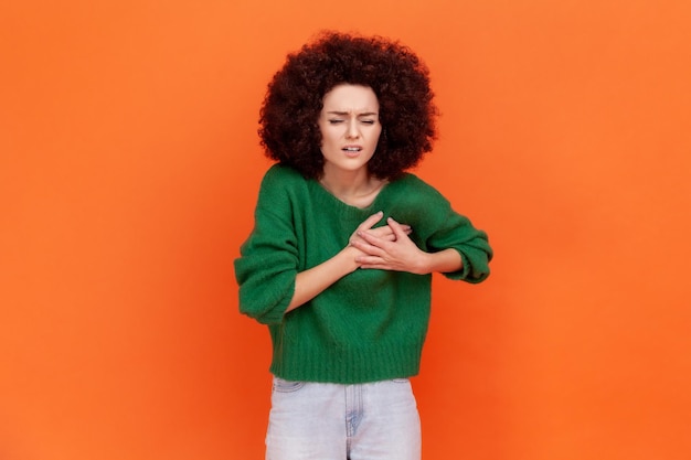 Portret van jonge vrouw op oranje background