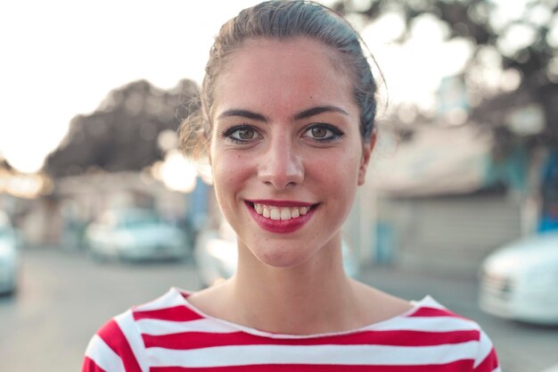 portret van jonge vrouw op straat