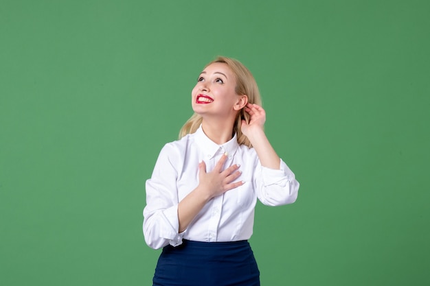 portret van jonge vrouw poseren in conservatieve kleding groene muur leraar studie les school