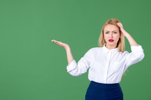 portret van jonge vrouw poseren in groene muur boek school student