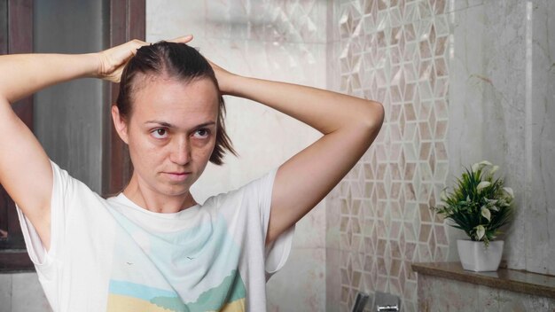 Foto portret van jonge vrouw tegen de muur