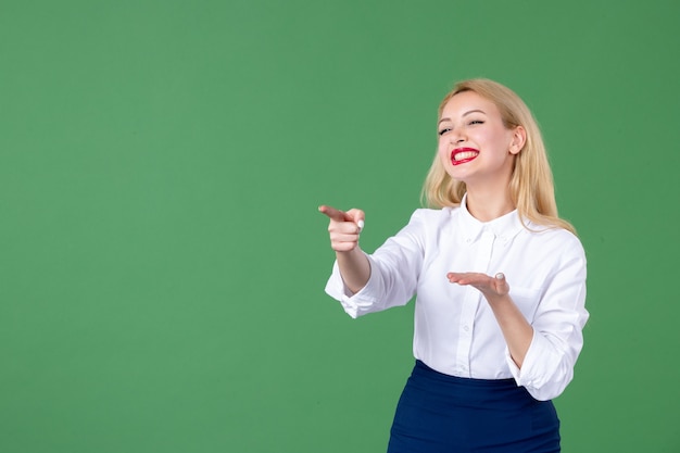 portret van jonge vrouw wijzend in groene muur college boek school leraar