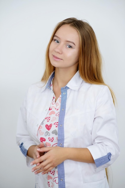 Portret van jonge vrouwelijke arts in witte jas
