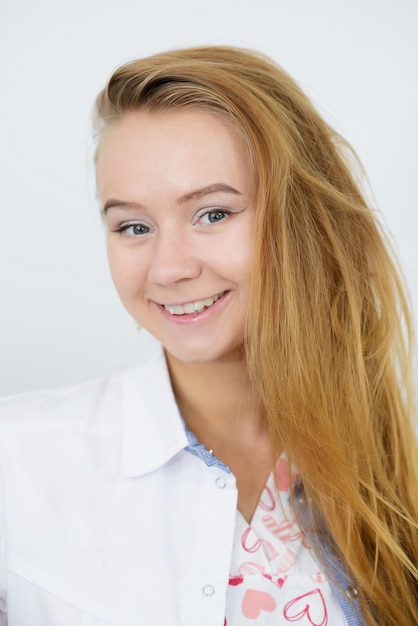 Foto portret van jonge vrouwelijke arts in witte jas