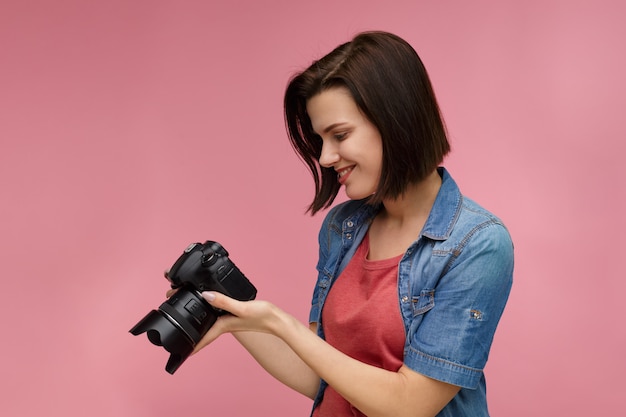 Portret van jonge vrouwelijke geïsoleerde fotograaf