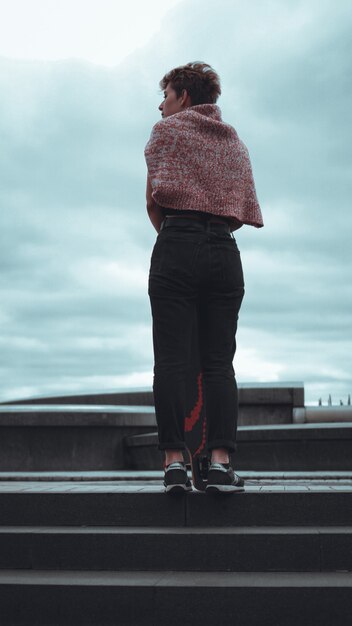 Portret van jonge vrouwelijke skateboarder die haar skateboard vasthoudt. vrouw met skate board in skatepark camera buiten kijken