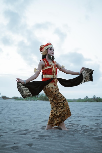 Portret van jonge vrouwen die traditionele Javaanse dansbewegingen presenteren
