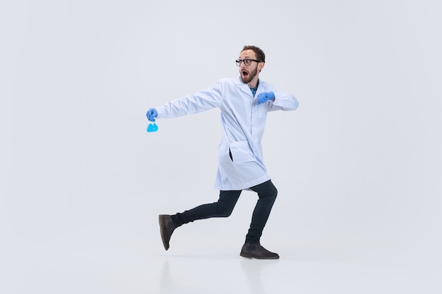 Portret van jonge wetenschapper, scheikundige of arts voert chemisch onderzoek uit in een farmaceutisch laboratorium.