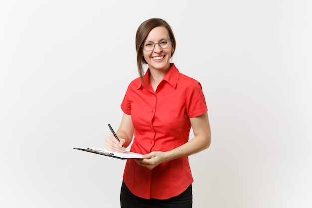 Portret van jonge zakelijke leraar vrouw in rood shirt, bril met pen klembord met lege lege papieren documenten geïsoleerd op een witte achtergrond. Onderwijs onderwijzen in het concept van de middelbare schooluniversiteit