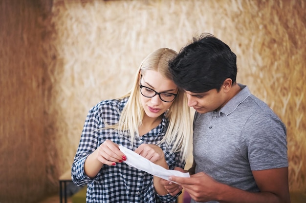 Portret van jonge zakenmensen die een businessplan op kantoor bespreken