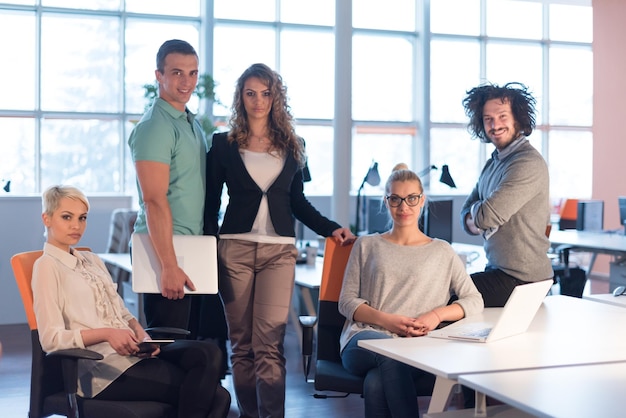 Portret van jonge zakenmensen die een businessplan op kantoor bespreken