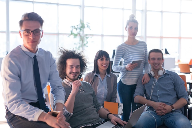 Portret van jonge zakenmensen die een businessplan op kantoor bespreken