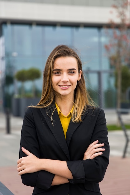 Portret van jonge zakenvrouw buiten