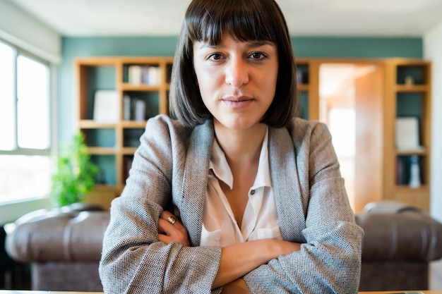 Portret van jonge zakenvrouw op videogesprek vanuit huis.