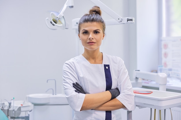 Portret van jonge zekere tandarts artsenvrouw