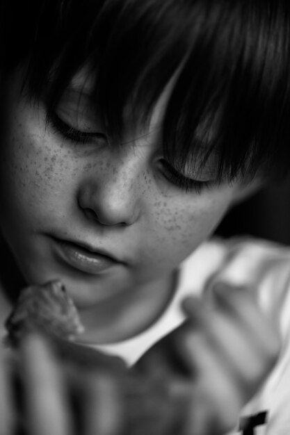 Portret van jongen met rode baarde agama iguana klein kind dat speelt met reptielen selectieve focus