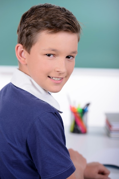 Portret van jongen op schoolklaslokaal