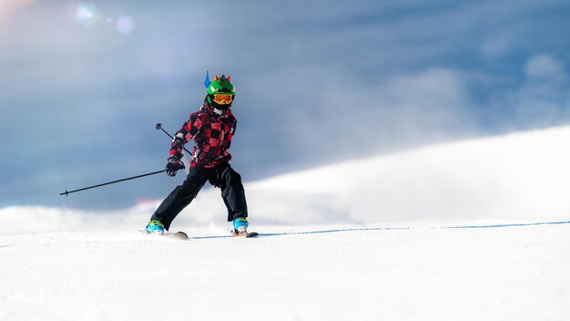 Portret van jongen skiër op de berg