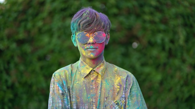 Foto portret van jongen status wordt behandeld in gekleurd poeder