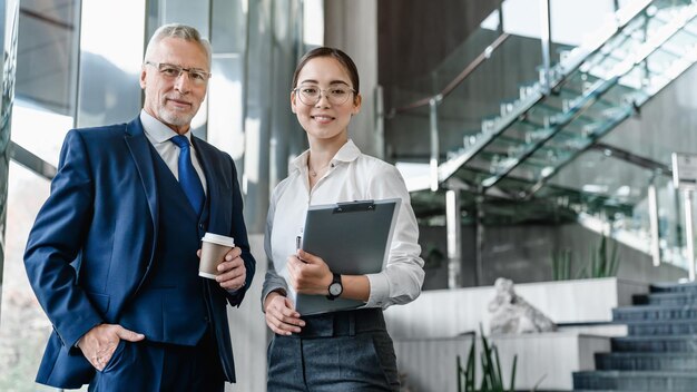 Portret van kantoorcollega's die een zakelijk document in de lobby ophalen